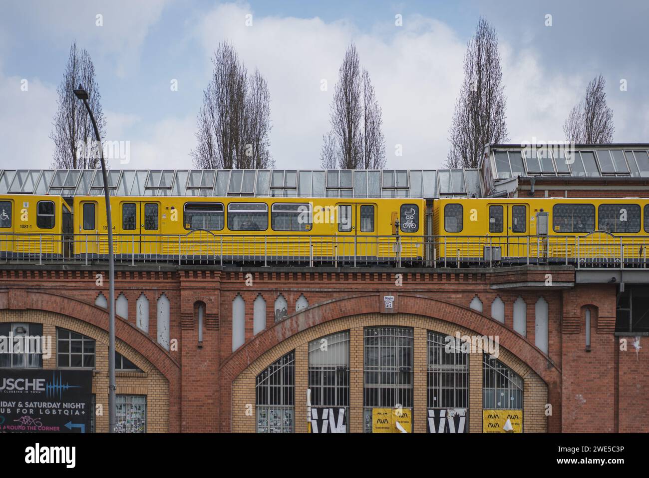 Gelbe Straßenbahn in der Nähe der East Side Gallery in Berlin, Deutschland. Stockfoto