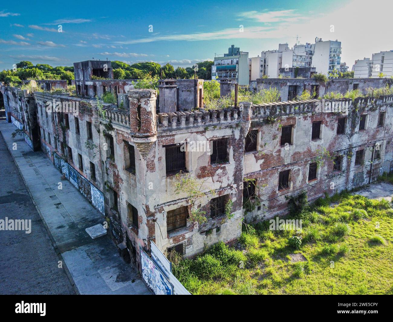 Ecke des historischen und verlassenen Carcel de Caseros und Blick auf den Wachturm Stockfoto