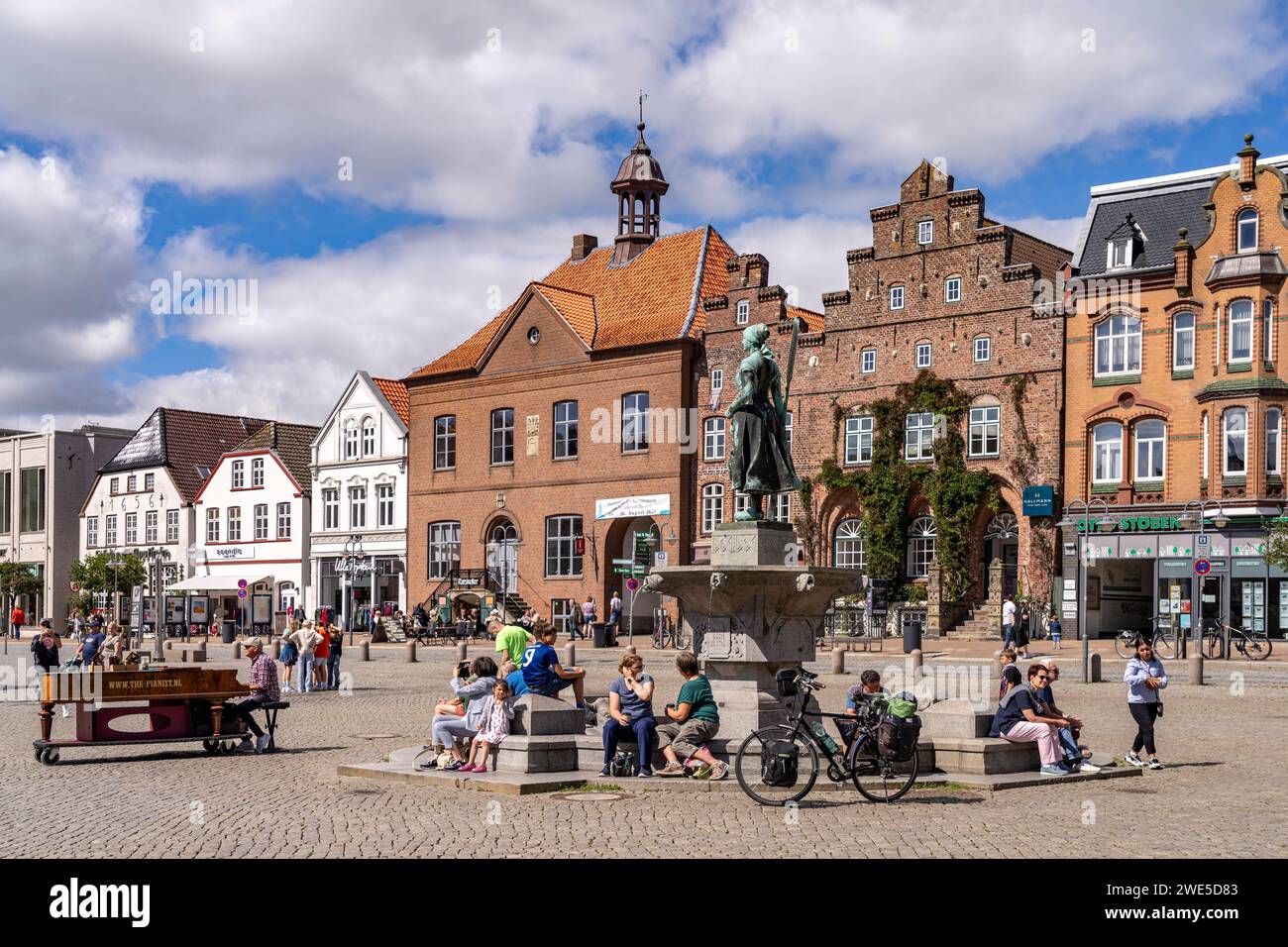 Zinkenstatue des AsmussenWoldsenDenkmals oder Zinkenbrunnen vor den