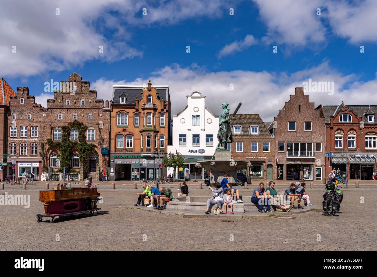 Zinkenstatue des AsmussenWoldsenDenkmals oder Zinkenbrunnen vor den