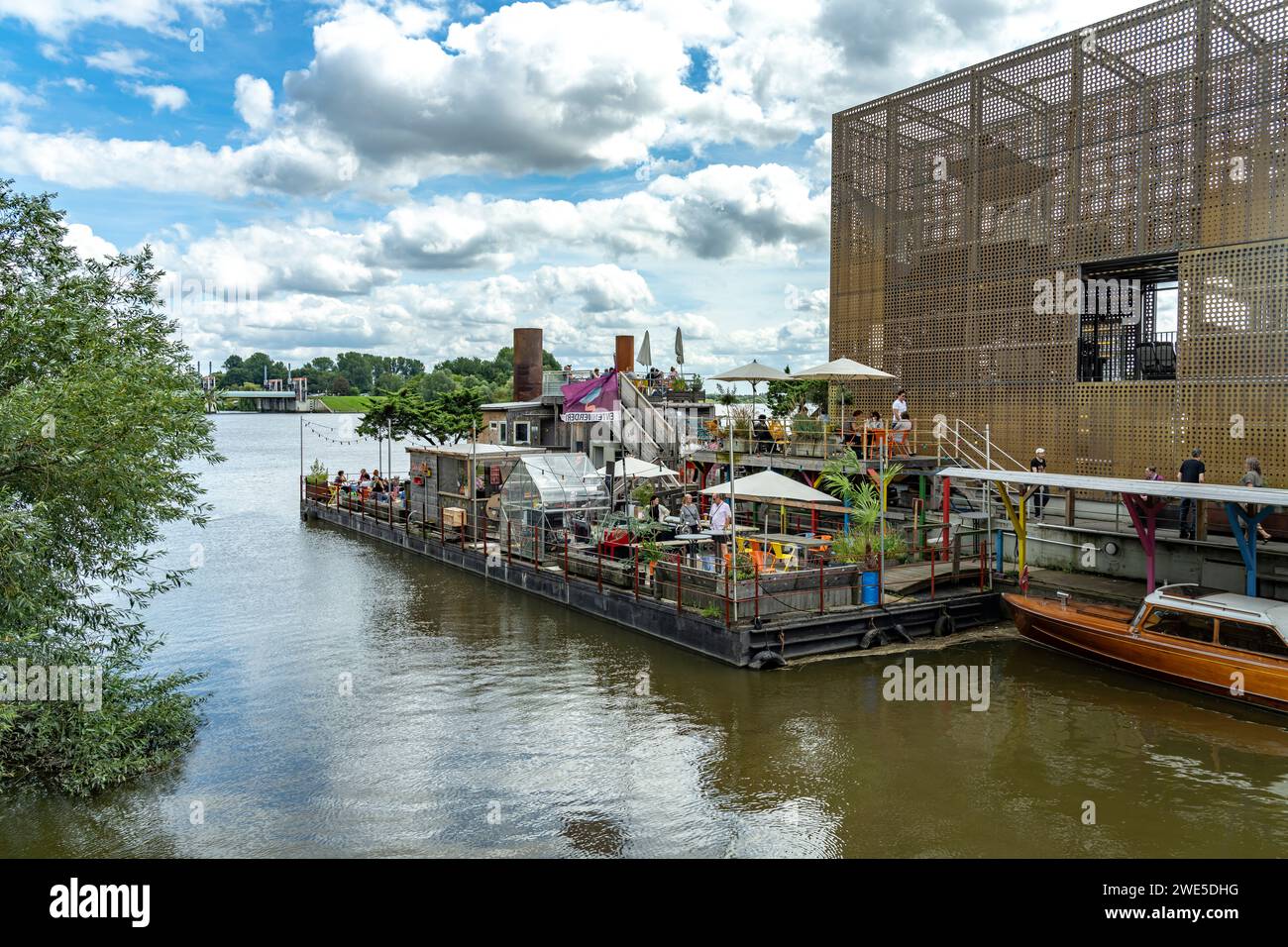 Das schwimmende Café Entenwerder1 an der Elbe in der Nähe der Halbinsel Entenwerder, Hamburg Stockfoto