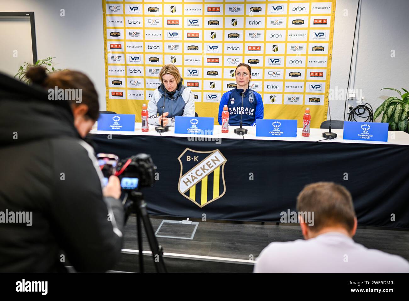 GÖTEBORG, SCHWEDEN 20240123Paris FC-Trainer Sandrine Soubeyrand und Gaëtane Thiney während eines Pressetreffens vor der Champions League Match ag am Mittwoch Stockfoto