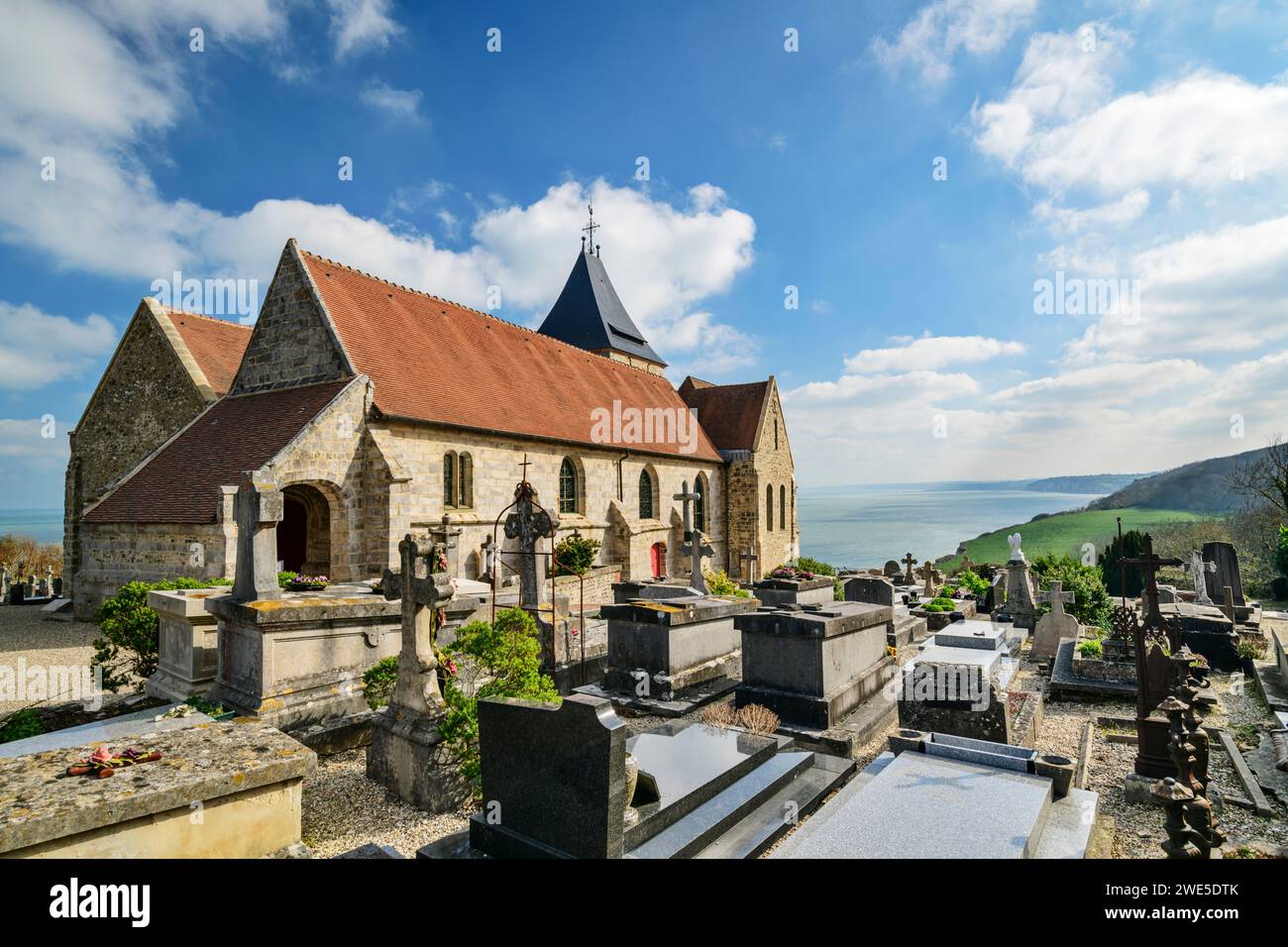 Friedhof und Eglise Saint-Valéry mit Blick auf das Meer, Saint-Valéry, GR 21, Côte d´Albatre, Alabasterküste, Atlantikküste, Normandie, Frankreich Stockfoto