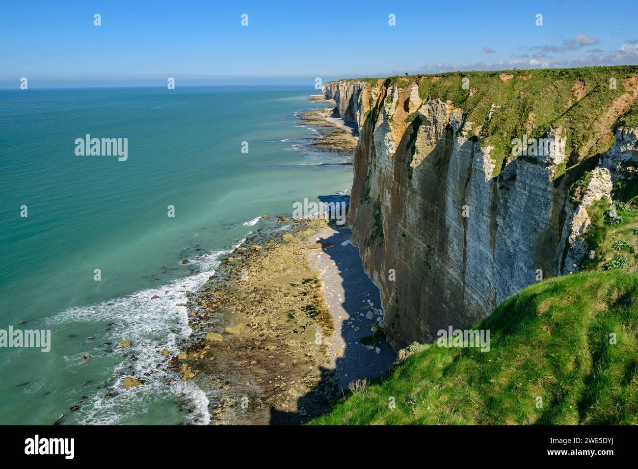 Blick auf Kreidefelsen ins Meer, Bénouville, GR 21, Côte d´Albatre, Alabaster Coast, Atlantikküste, Normandie, Frankreich Stockfoto