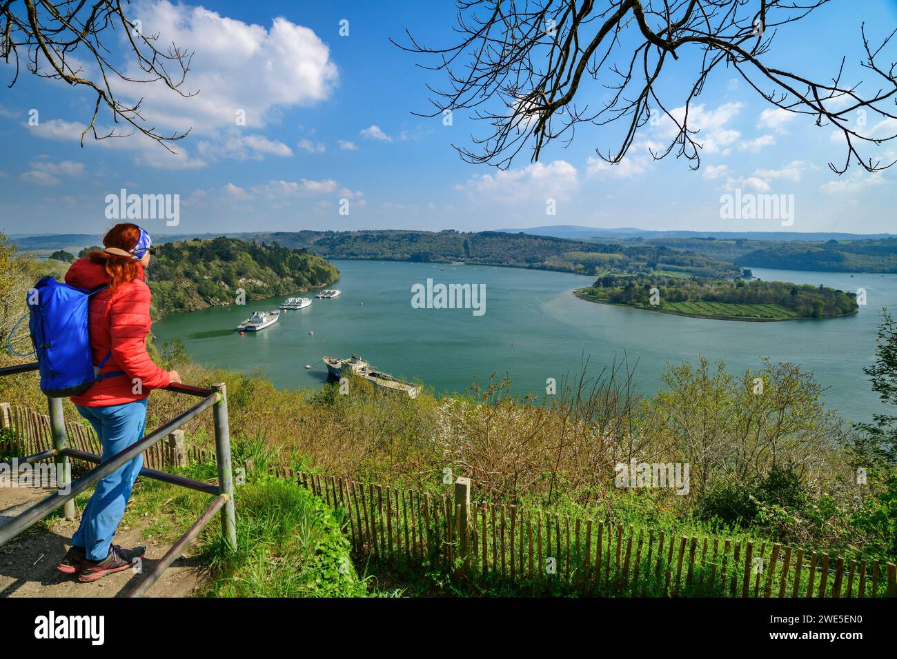 Wanderer sieht auf dem Schifffriedhof auf der Aulne, GR 34, Zöllnerweg, Sentier Côtier, Halbinsel Crozon, Atlantikküste, Bretagne, Frankreich Stockfoto