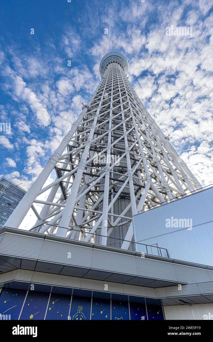 Tokyo Sky Tree – von unten mit blauem Himmel Stockfoto