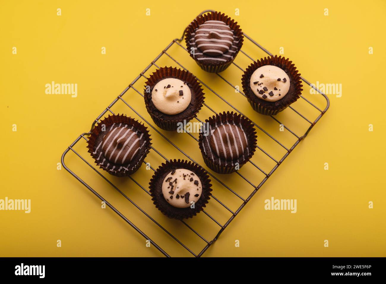 Weiße Schokolade und dunkle Schokolade Mini Cupcakes Stockfoto