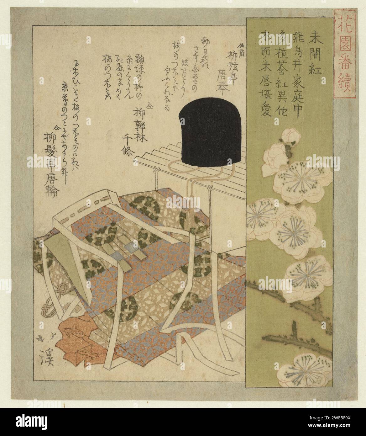 Das noch nicht geöffnete rote, Totoya Hokkei, 1823 gedruckte, gefaltete zeremonielle Gewand aus Brokaat und ein Hofhut (Eboshi) auf einem Standard. Daneben blühen Pflaumenblüten vor grünem Hintergrund. Mit drei Gedichten. Japan Papier Farbe Holzschnitt / Polierkleidung für offizielle Anlässe. Kopf – Zahnrad. Pflanzen; Vegetation (+ Blüten, Blüten, Blüten) Stockfoto