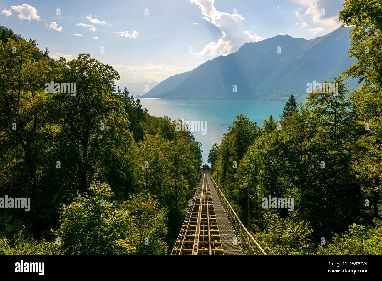 Die älteste Seilbahn Europas mit Blick über den Brienzersee mit Berg in Giessbach in Brienz, Kanton Bern, Schweiz. Stockfoto