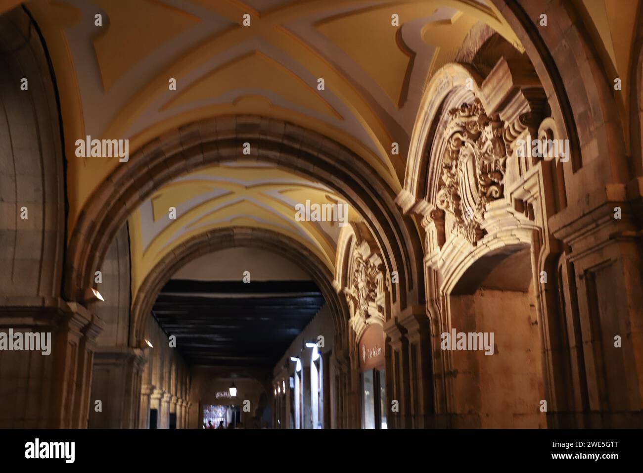 Tag und Nacht historische Gebäude in der mittelalterlichen Stadt Salamanca, Spanien Stockfoto