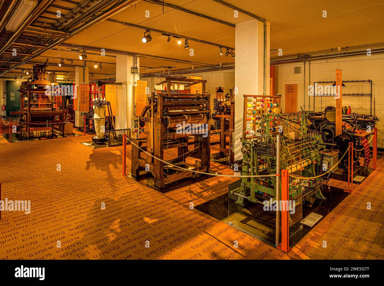 Route der Industriekultur: Historische Textilmaschinen im Industriemuseum Chemnitz, Sachsen Stockfoto