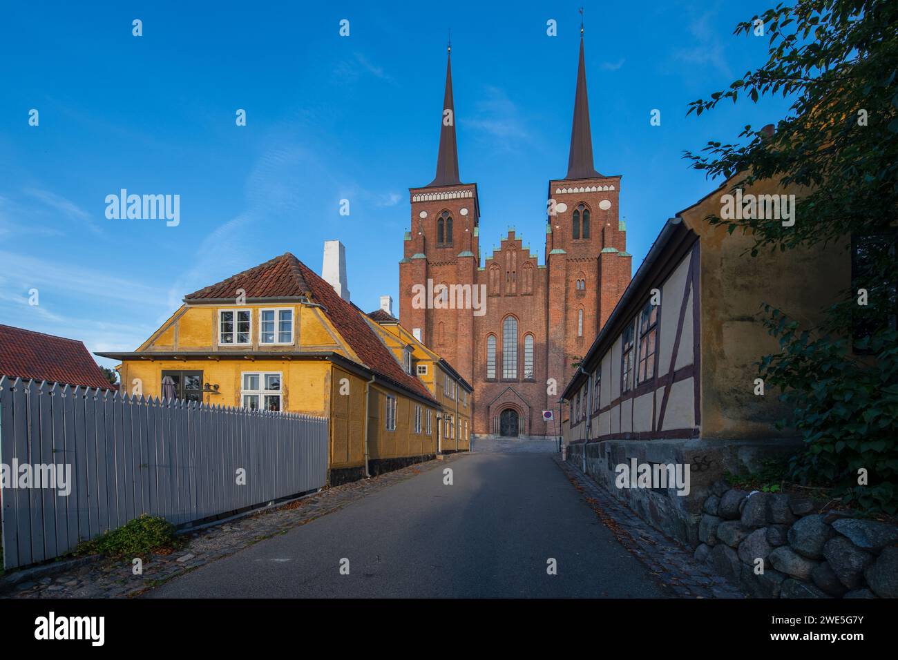 Kathedrale von Roskilde aus dem 13. Jahrhundert. Ist die wichtigste Kirche Dänemarks und gehört zum UNESCO-Weltkulturerbe. Stockfoto