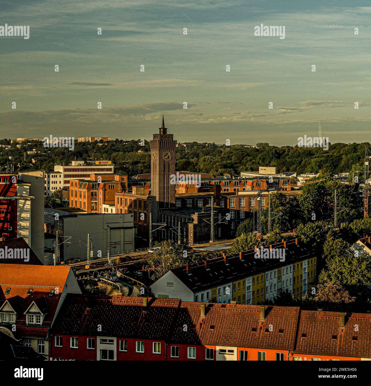 Industrial Heritage Route: Blick auf die Fabrikanlagen mit dem markanten Uhrenturm der ehemaligen Schubert Maschinenfabrik Stockfoto