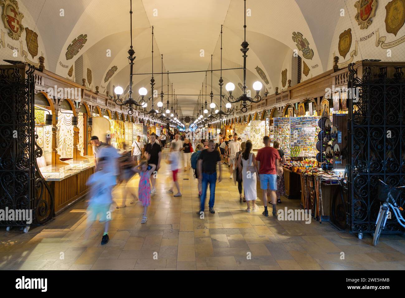 Tuchhalle (Sukienice) mit seinen Ständen im Inneren in Rynek Glówny in der Altstadt von Kraków in Polen Stockfoto