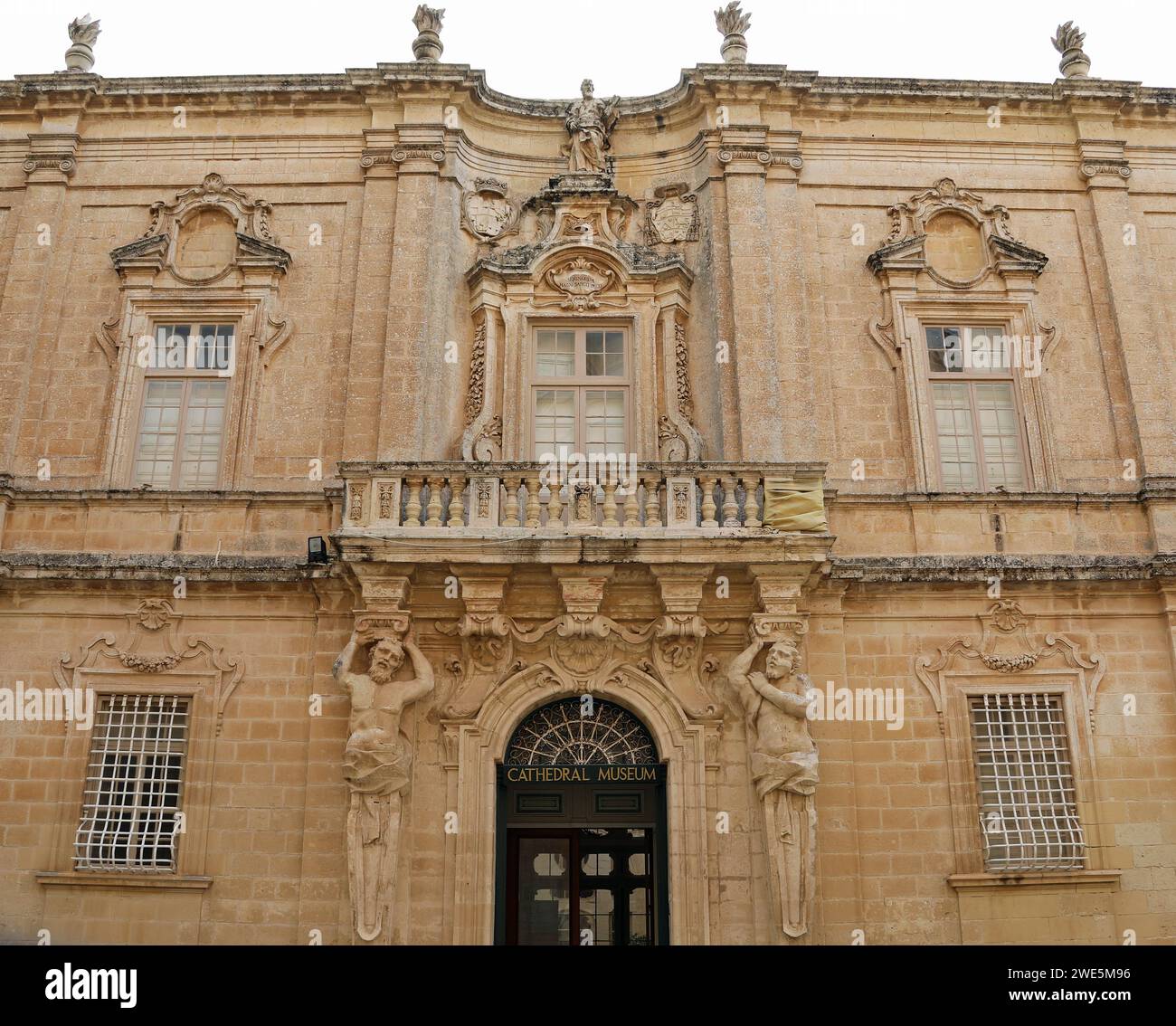 Fassade des Mdina Cathedral Museums in Malta Stockfoto