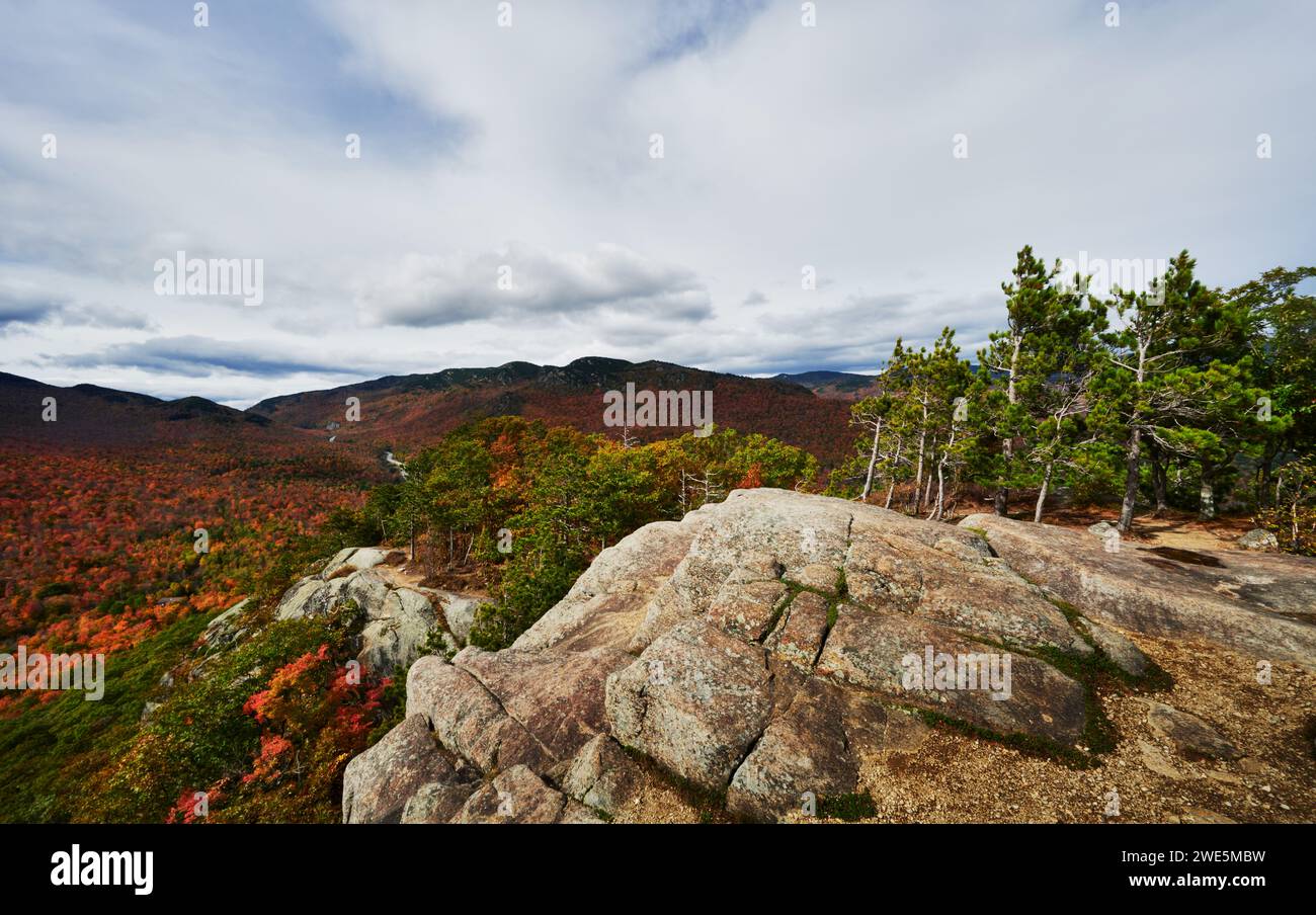 Blick auf die Adirondack Mountains im Herbst vom Owls Head Mountain, Adirondacks, New York State, USA Stockfoto