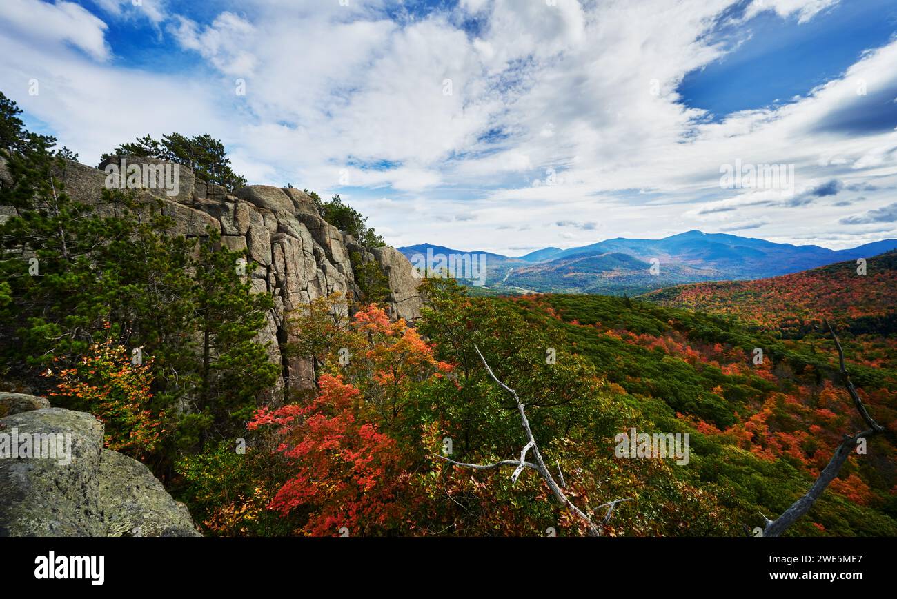 Blick auf die Adirondack Mountains im Herbst vom Owls Head Mountain, Adirondacks, New York State, USA Stockfoto