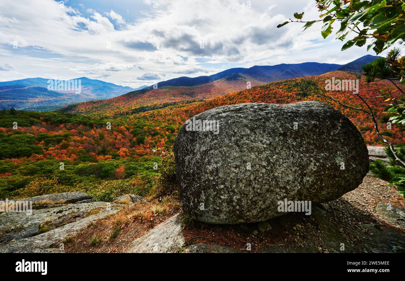 Blick auf die Adirondack Mountains im Herbst vom Owls Head Mountain, Adirondacks, New York State, USA Stockfoto