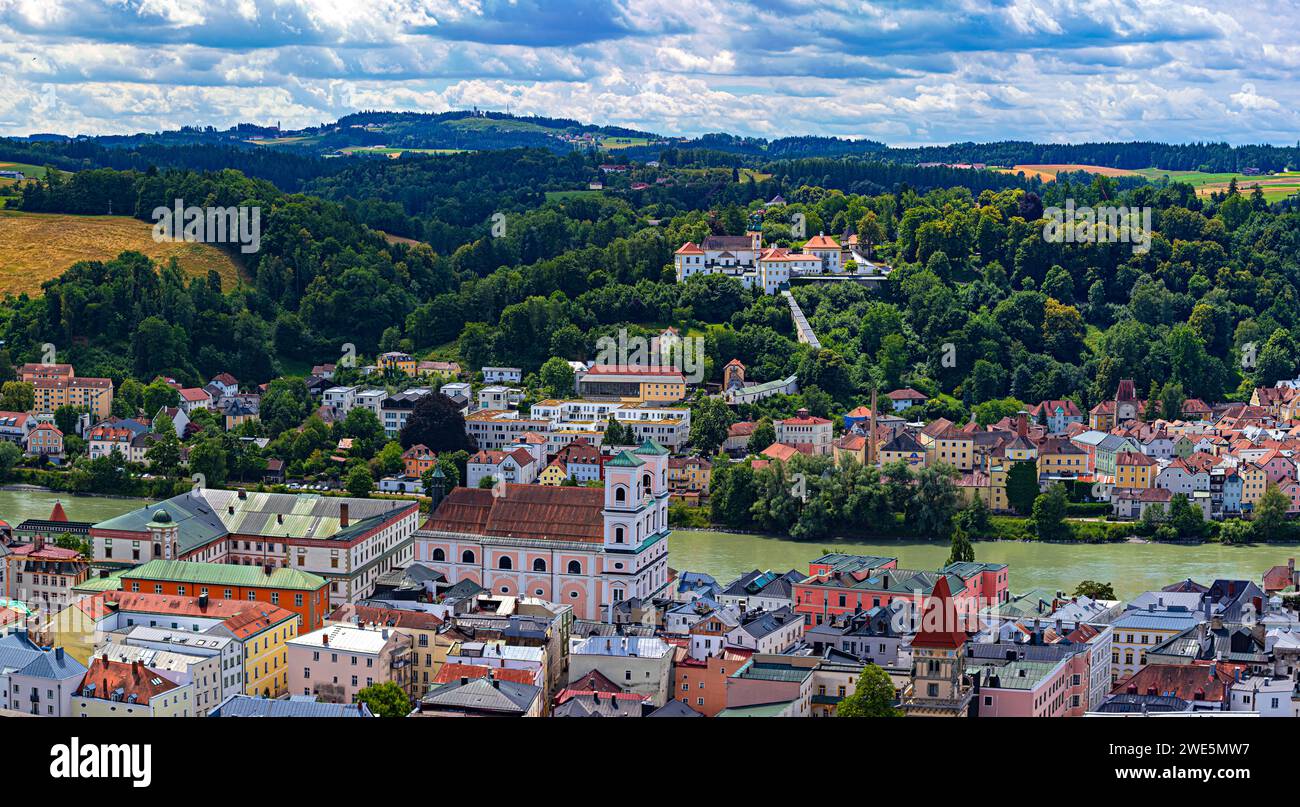 Blick auf Mariahilf Wallfahrtskirche und Gasthof von oben in Passau, Bayern, Deutschland Stockfoto