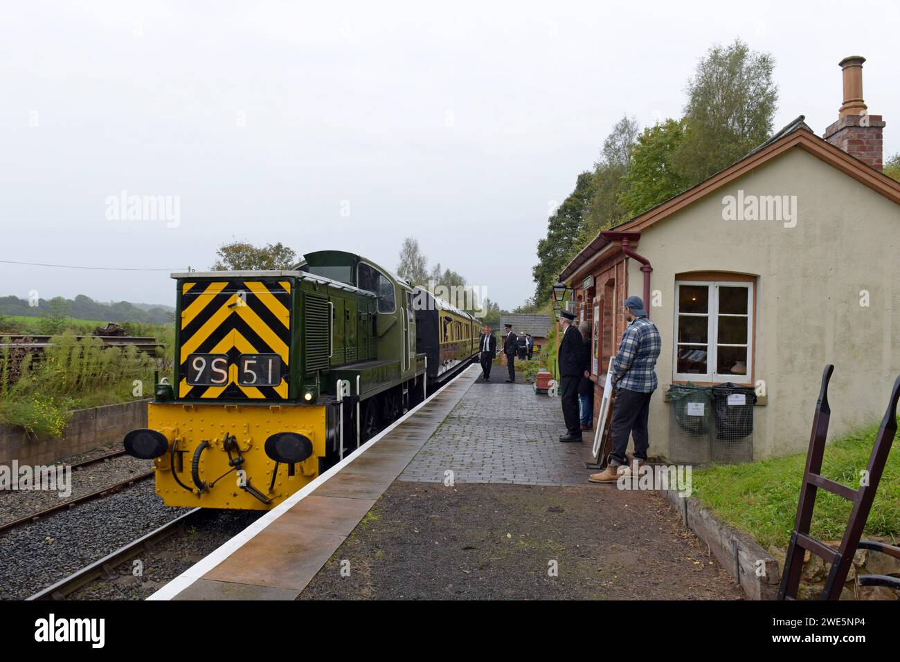 Erhaltene ehemalige Diesellokomotive der British Rail Class 14 an der neu eröffneten Eardington Station an der Severn Valley Railway in Shropshire Stockfoto