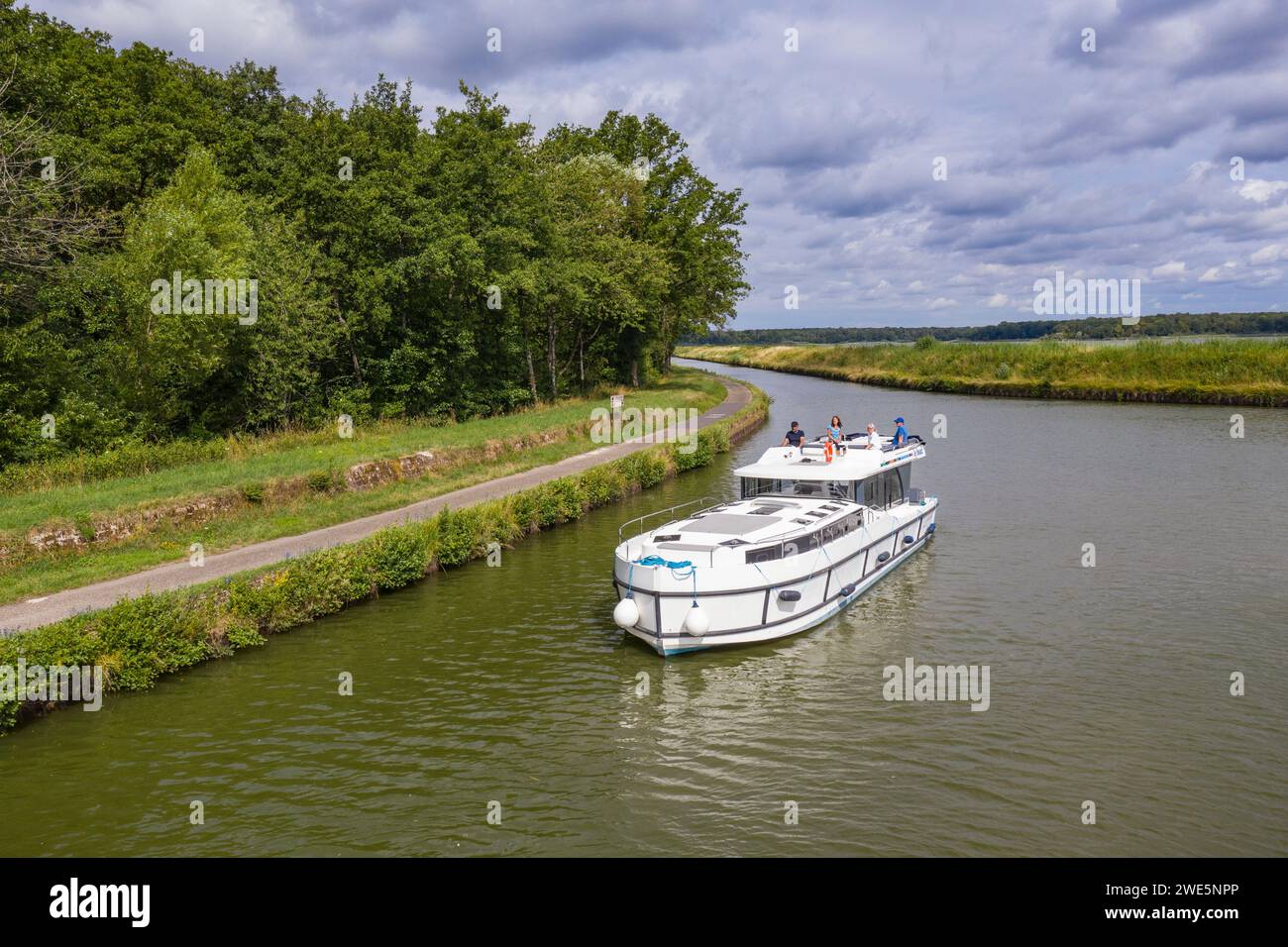 Aus der Vogelperspektive eines Le Boat Horizon 5 Hausbootes auf dem Canal de la Marne au Rhin, Gondrexange, Mosel, Frankreich Stockfoto