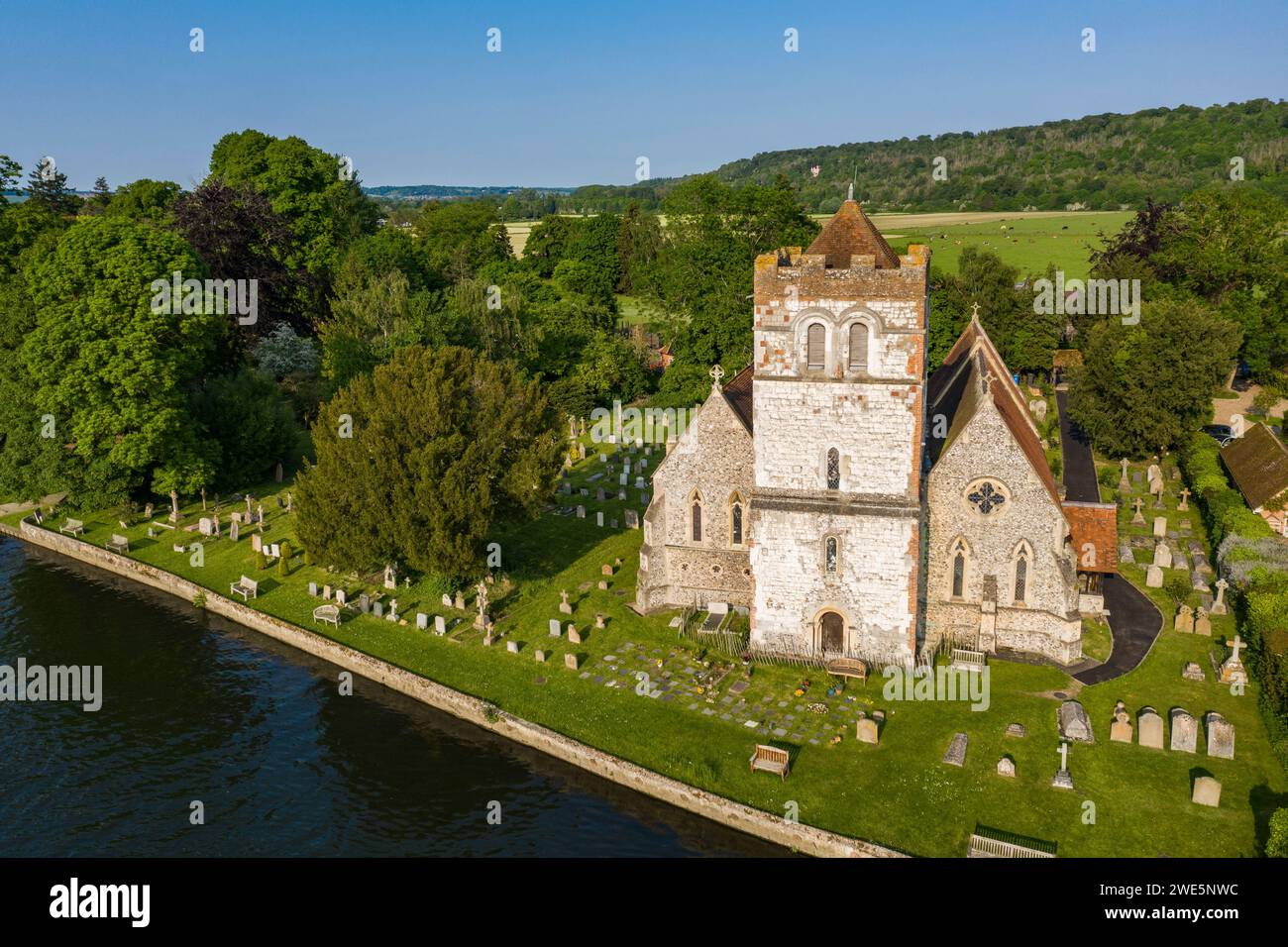 Luftaufnahme der Themse mit All Saints Church, Bisham, in der Nähe von Marlow, Buckinghamshire, England, Vereinigtes Königreich Stockfoto