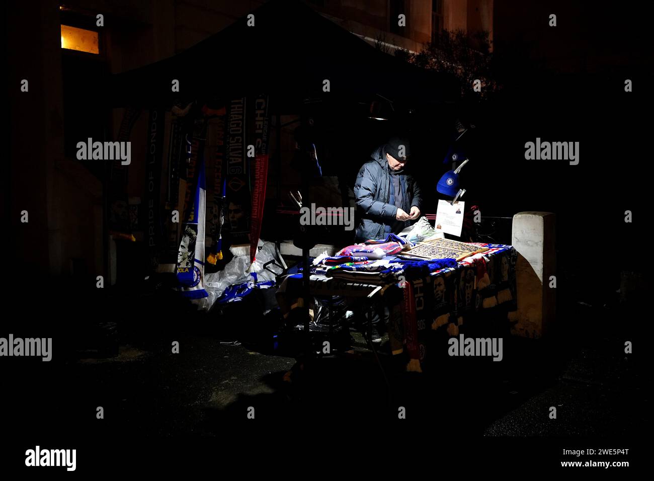 Merchandise steht vor dem Stadion vor dem Halbfinalspiel des Carabao Cup im Stamford Stadium, London. Bilddatum: Dienstag, 23. Januar 2024. Stockfoto