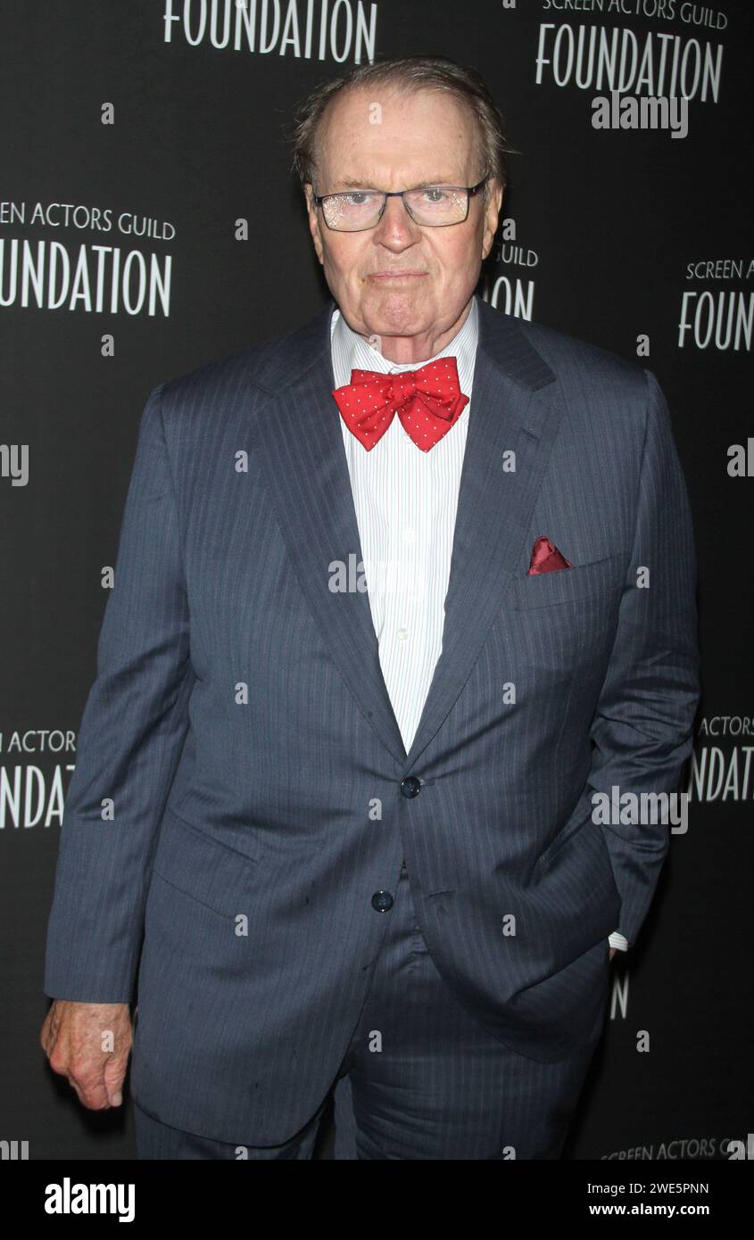 **DATEIFOTO** Charles Osgood ist verstorben. NEW YORK, NY - APRIL 30: Charles Osgood bei der Eröffnung des sag Foundation Actors Center am 30. April 2014 in New York City. Gutschrift: RW/MediaPunch Stockfoto