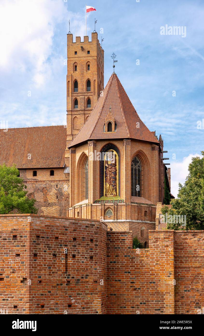 St. Mary's Church of St. Mary's Castle (Zamek W Malborku) mit monumentaler Figur der Jungfrau Maria in Malbork in der Woiwodschaft Pomorskie Stockfoto