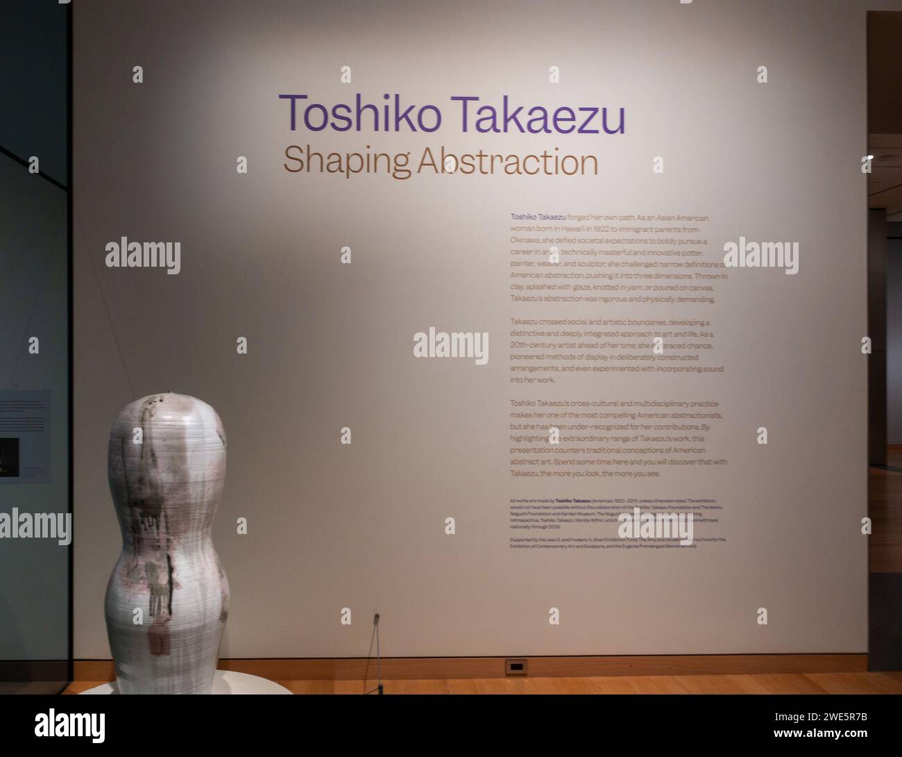 Toshiko Takaezu gestaltet die Abstraktionsshow im Museum of Fine Arts in Boston, MA Stockfoto