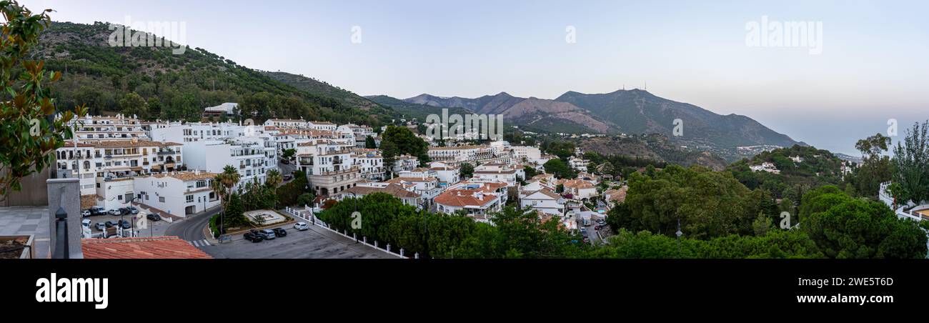 MIJAS, SPANIEN - 29. JUNI 2023: Panoramablick auf weiße Häuser in Mijas, Spanien am 29. Juni 2023 Stockfoto