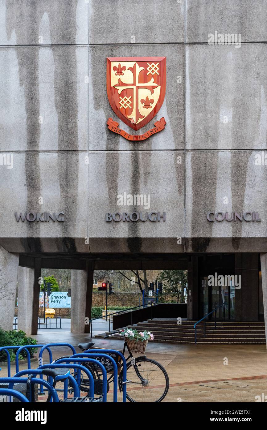 Woking Borough Council Offices in Surrey, England, Großbritannien, fotografiert Januar 2024. In Konkurs geratener rat, in dem mit einer erheblichen Erhöhung der ratssteuer gerechnet wird Stockfoto