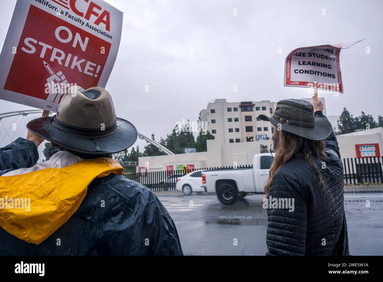 Der Regen hielt die Streikenden nicht davon ab, heute (22. Januar 2024) von Mitgliedern der California Faculty Association union an der San Diego State University aus die Streiklinie zu gehen. Heute ist der erste Tag eines fünftägigen Streiks auf allen 23 Campus des California State University Systems. Die gewerkschaft vertritt fast 30.000 Mitglieder, die neben anderen Fachkräften als Professoren, Bibliothekare und Trainer arbeiten. Streikende ermutigten die Studenten, während der Woche des Streiks auf allen Campus im Bundesstaat Kalifornien nicht an den Unterricht zu gehen. (MATTHEW BOWLER/KPBS/SIPA USA) **KEINE VERKÄUFE IN SAN DIEGO-SAN DIEGO OUT** Stockfoto