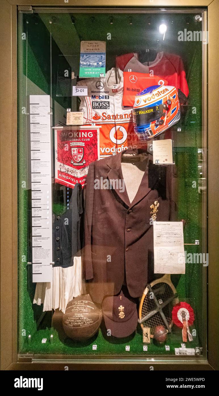 Woking's Story, ein lokales Geschichtsmuseum im Lightbox Woking, Surrey, England, Großbritannien. Vitrine mit lokalen Erinnerungsstücken Stockfoto
