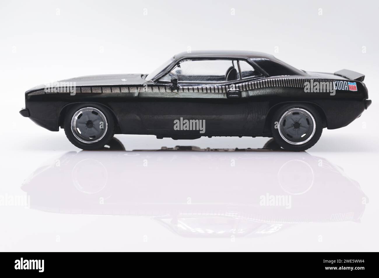 Fast&Furious Plymouth Barracuda 1:43 Modellauto, Seitenansicht, weißer Hintergrund mit Reflexion Stockfoto