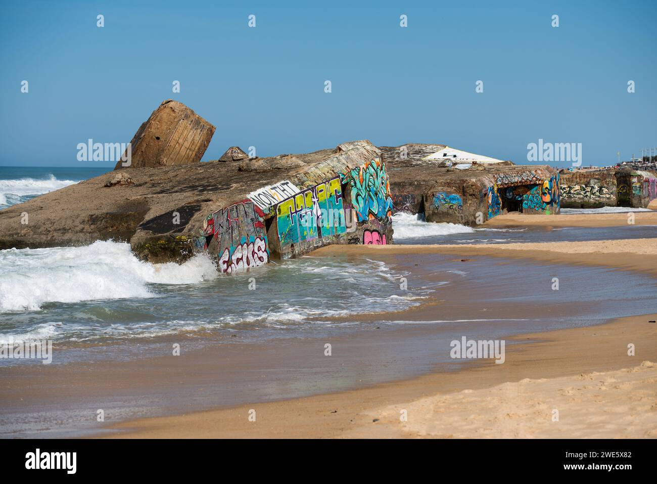 Bunker und Surf aus dem 2. Weltkrieg, Cote des Basques, Frankreich Stockfoto