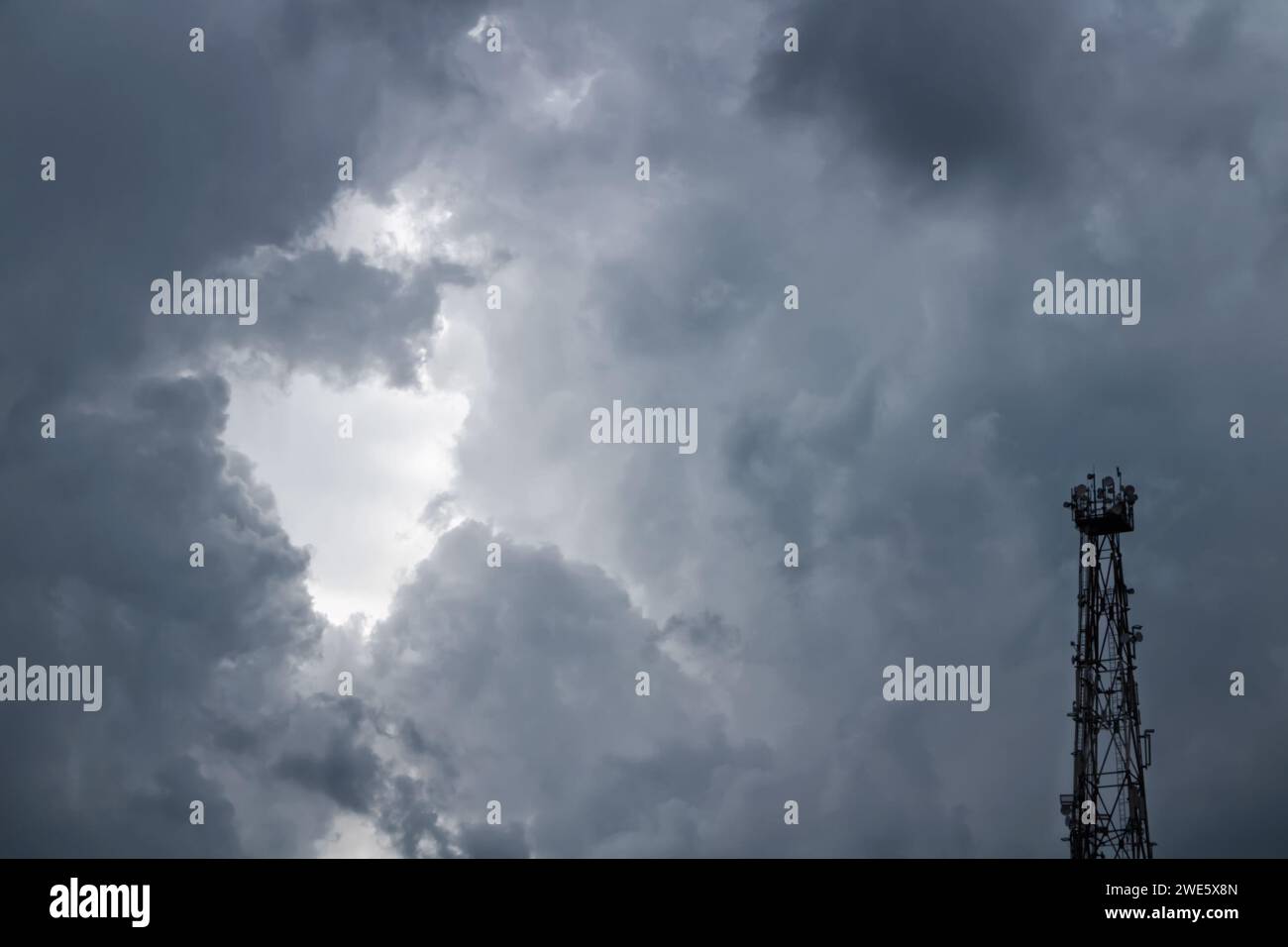 TV-Antenne vor einem bewölkten stürmischen Himmel Stockfoto