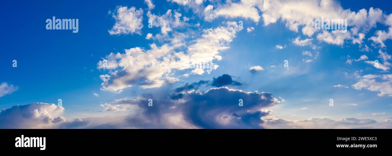 Wunderschönes Himmelspanorama mit weißen Wolken. Natürlicher Hintergrund. Stockfoto