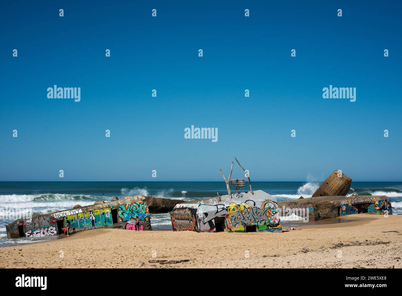 Bunker und Surf aus dem 2. Weltkrieg, Cote des Basques, Frankreich Stockfoto