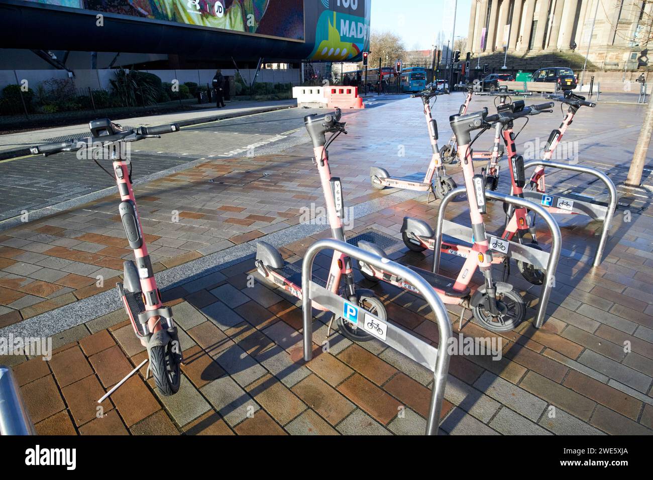 voi Elektroroller können im Stadtzentrum von liverpool angedockt werden liverpool, merseyside, england, großbritannien Stockfoto