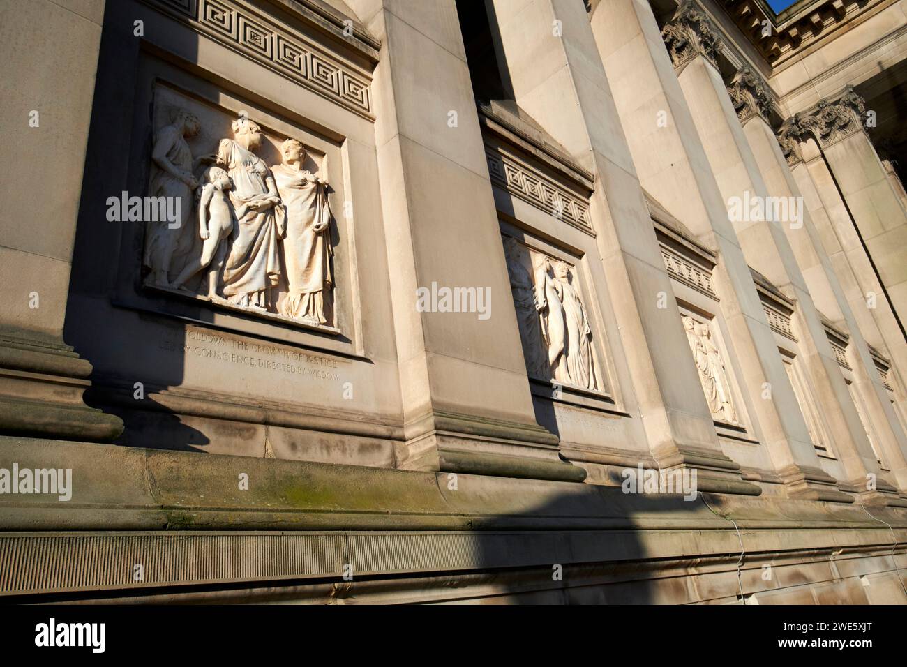 Geschnitzte Friese der Gerechtigkeit an der äußeren östlichen Wand St. georges Hall liverpool, merseyside, england, großbritannien Stockfoto