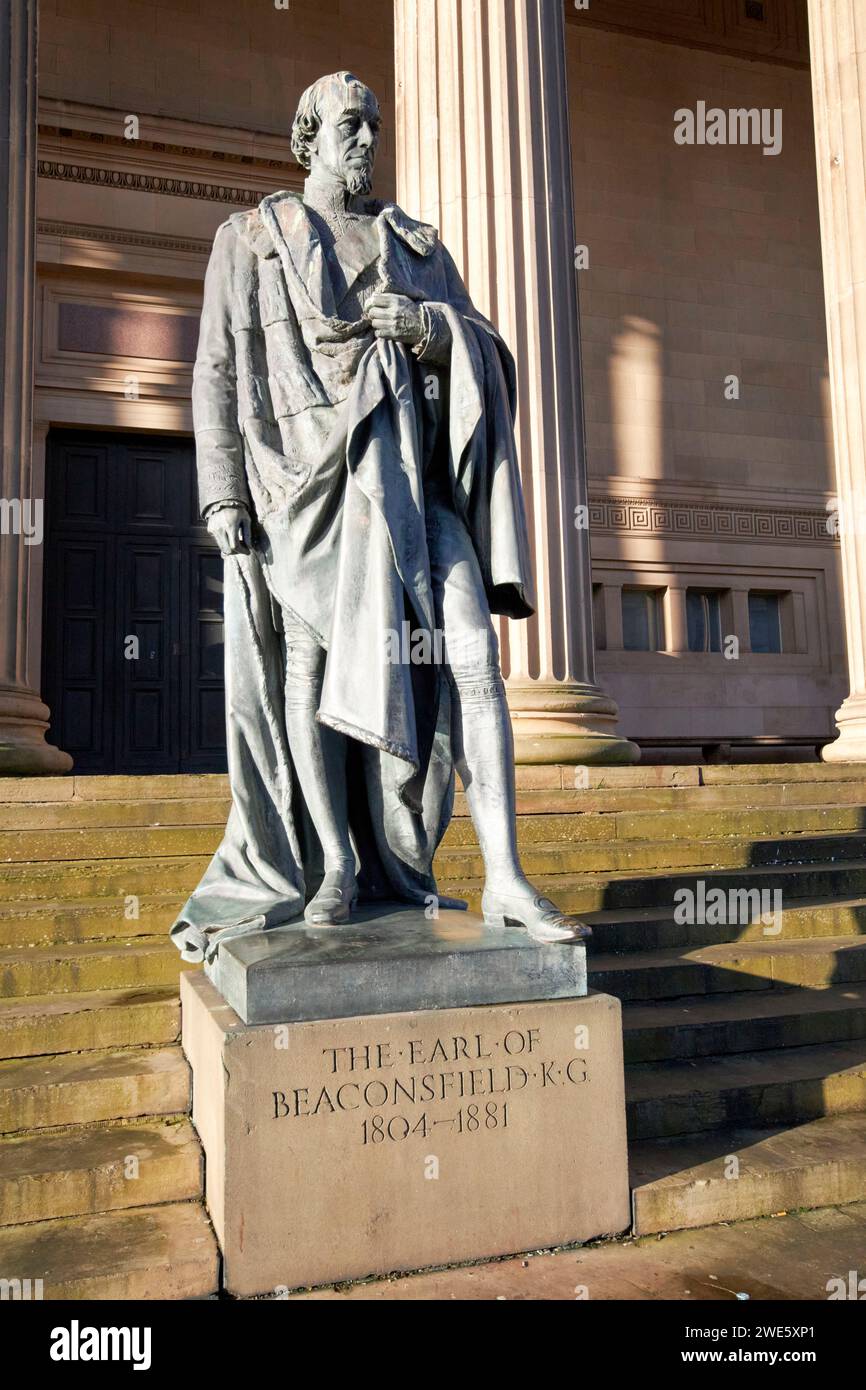 Statue von benjamin disraeli dem earl of beaconsfield St georges Hall liverpool, merseyside, england, großbritannien Stockfoto