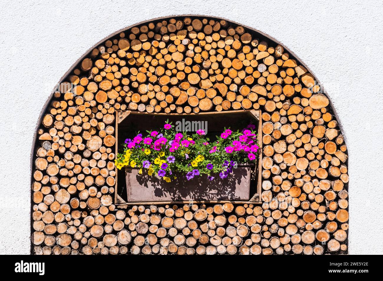 Holzversorgung für den Kamin, Blumentöpfe, Truden, Südtirol, Südtirol, Südtirol, Italien Stockfoto