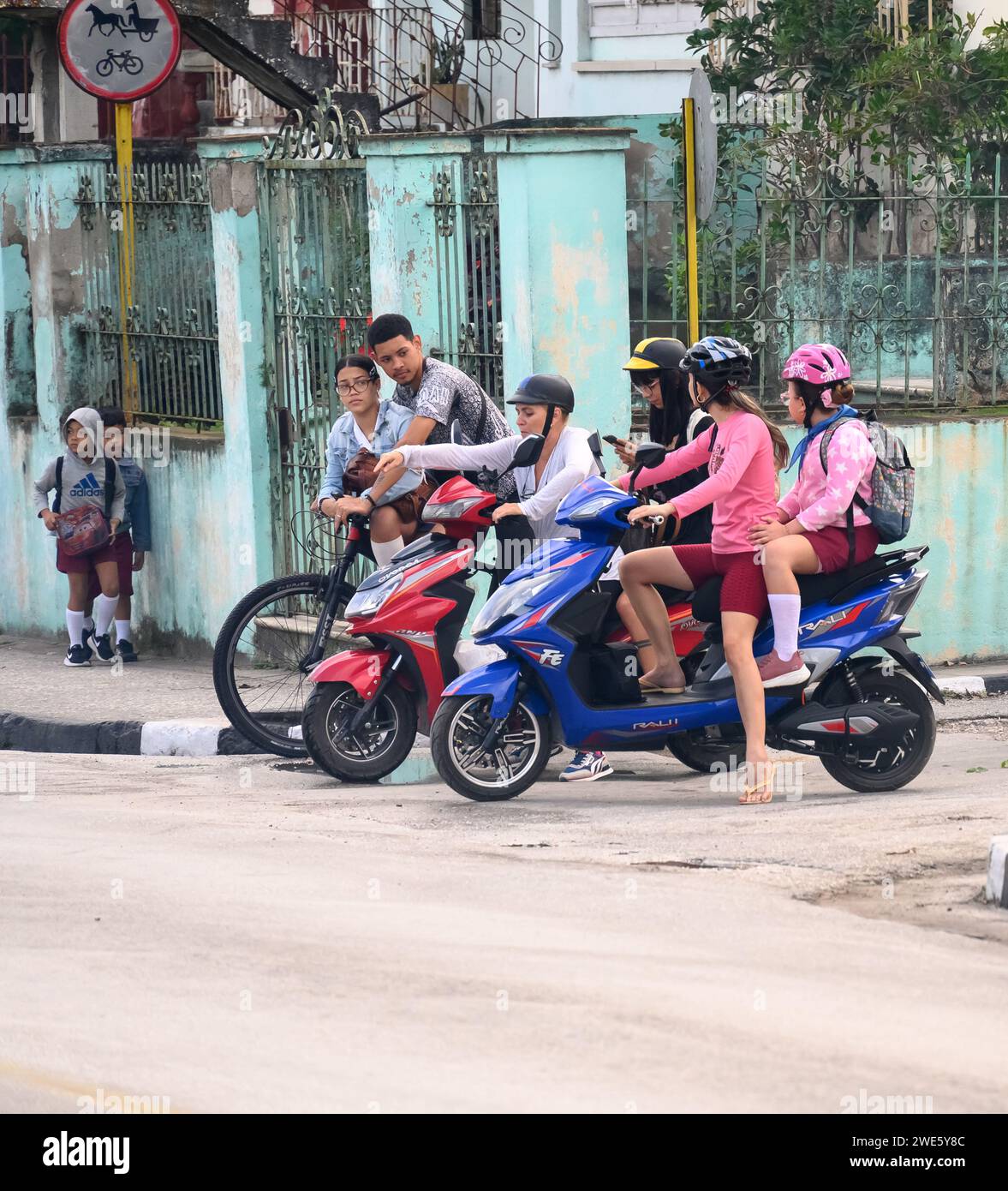 Eine Gruppe Kubaner in Elektrofahrrädern während der Morgenstunden. Stockfoto