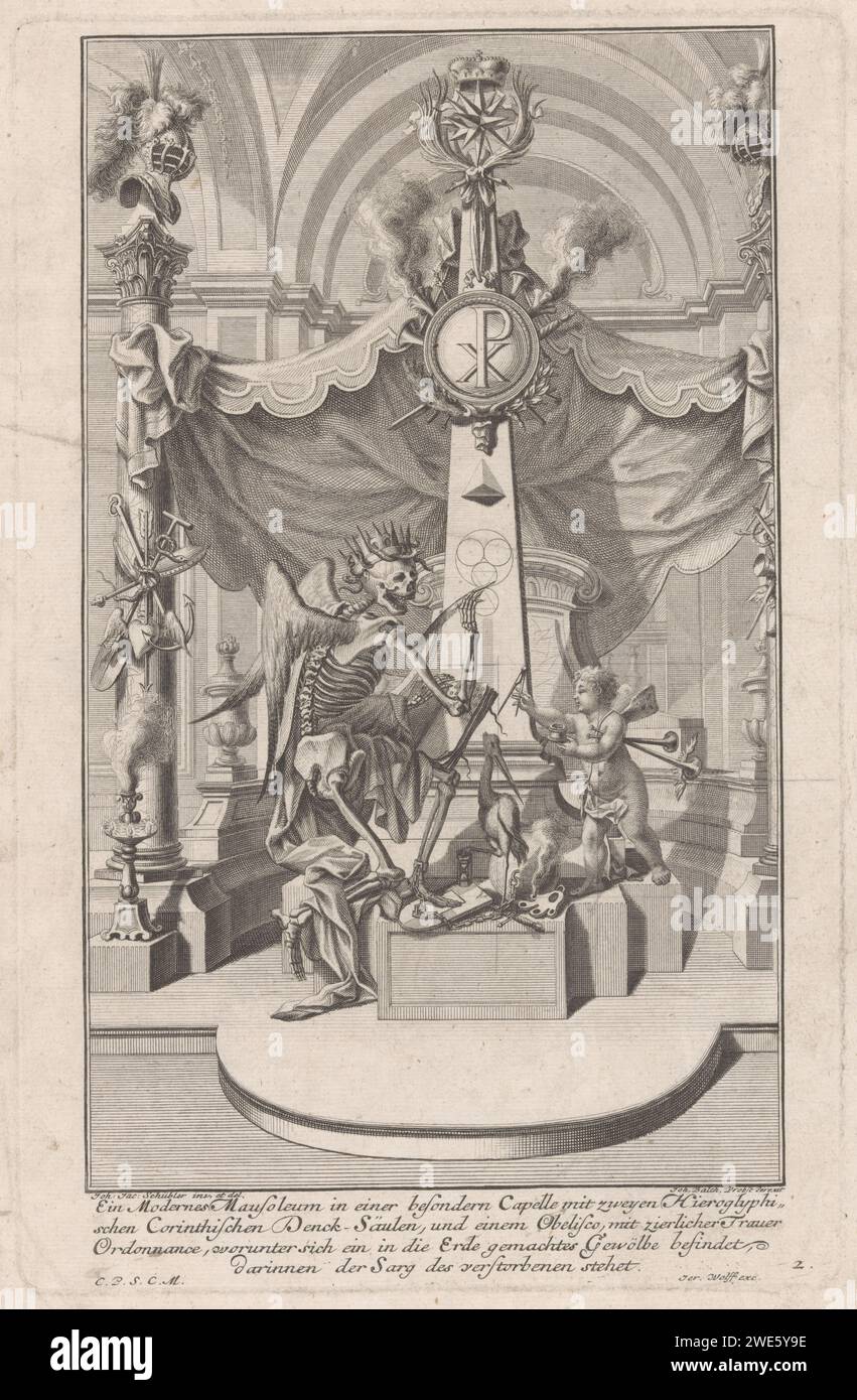 Grabdenkmal mit Personifikation des Todes, Johann Balthasar Probst, nach Johann Jakob Schübler, 1709 - 1724 drucken Ein Grabdenkmal in einer Kapelle mit zwei Säulen und einem Obelisken. Dazu gibt es einen geflügelten Putto mit Trompete zu einem Skelett mit Flügeln, einen Mantel, eine Krone mit einer Schlange, eine Schreibfeder und ein Buch in den Händen und seinen Fuß an eine Kugel gekettet. Dazwischen ein Vogel mit seinem Bein auf einer Sanduhr. Am unteren Rand ein vierzeiliger deutscher Text. Augsburger Papierätzung / Gravur Grabstein. Nadel, Obelisk (Markierung Grave). Tod als Skelett. Cupiden: „amores“, „amoretti“, „Putti“ Stockfoto