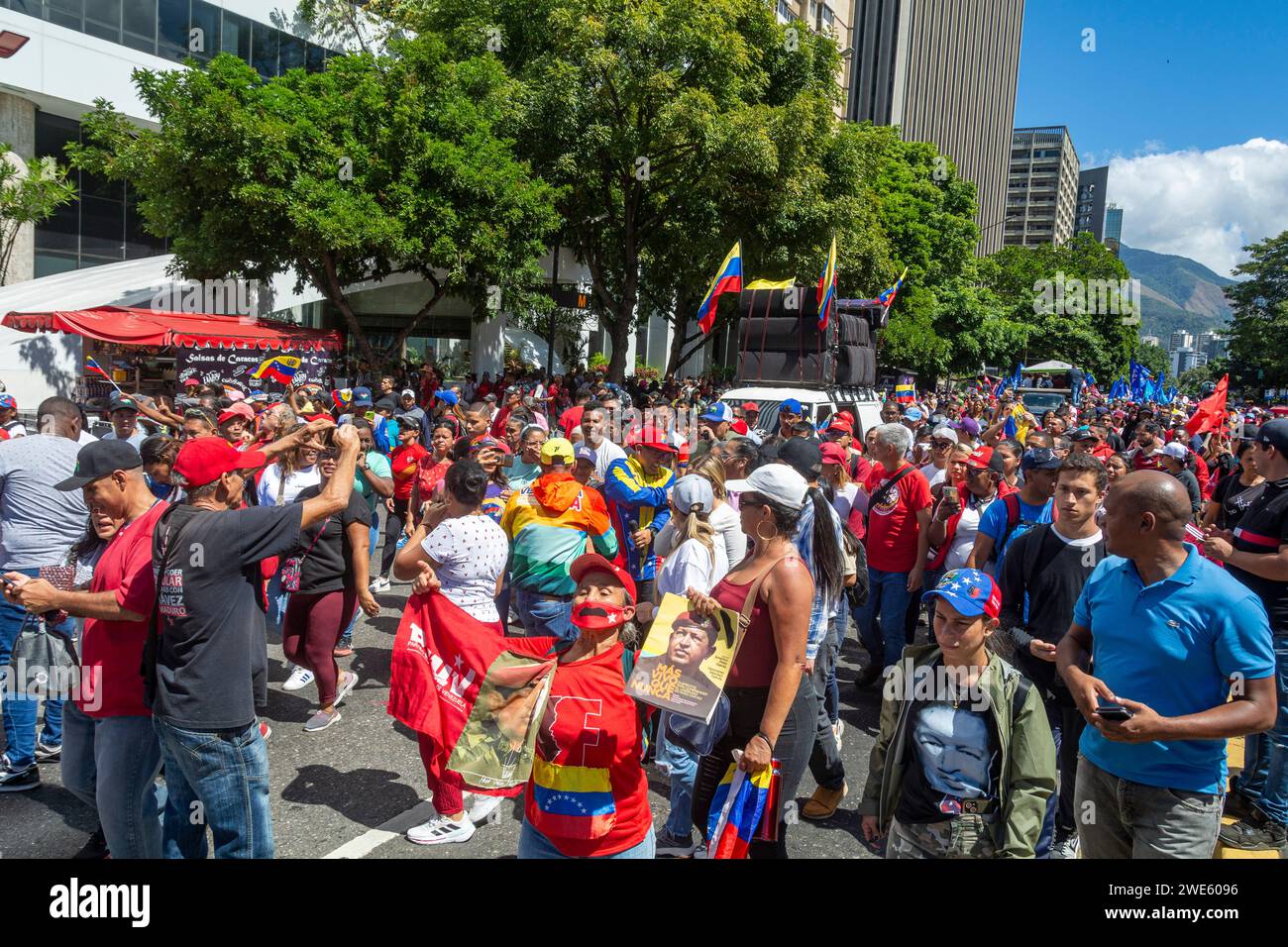 Die Regierung von Nicolas Maduro versammelt sich in den Straßen von Caracas, um den 23. Januar in Venezuela zu feiern. Stockfoto