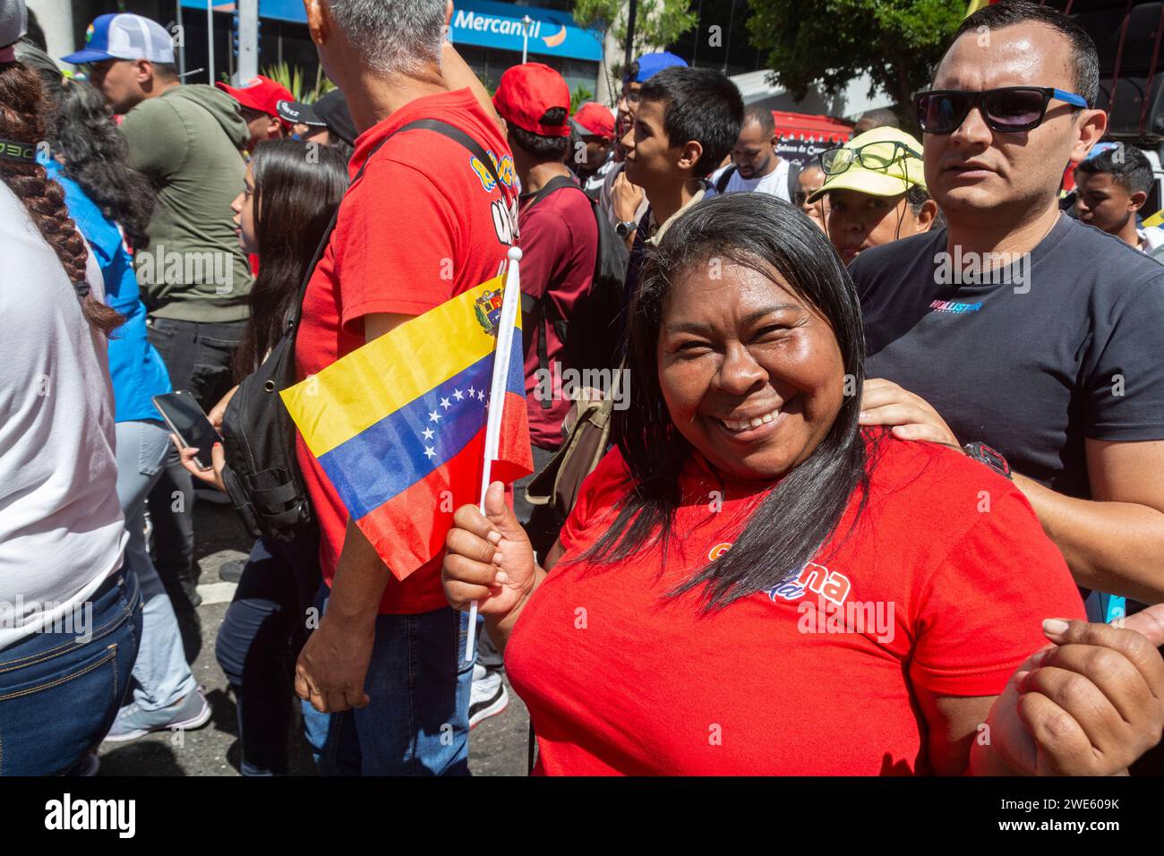Eine Frau beeinflußt die venezolanische Regierung, geht auf dem marsch. Die Regierung von Nicolas Maduro versammelt sich in den Straßen von Caracas, um J Stockfoto