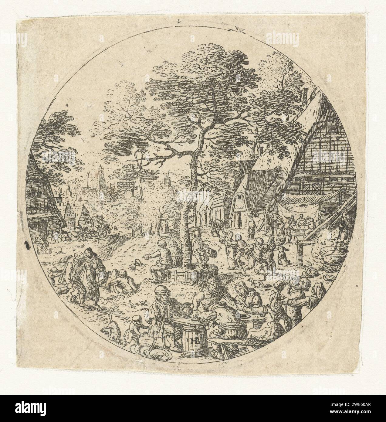 Boerenfeest, Hans Bol, ca. 1550 - 1593 Print Eine Party findet auf dem Dorpsplein statt. Bauern tanzen und lieben, kochen und essen sind fertig. Im Vordergrund befindet sich ein Tisch aus zwei Fässern mit einem Regal darauf. Es gibt einen Baum in der Mitte des Platzes. Unter dem Baum sind zwei Männer. Papierätzfest Stockfoto