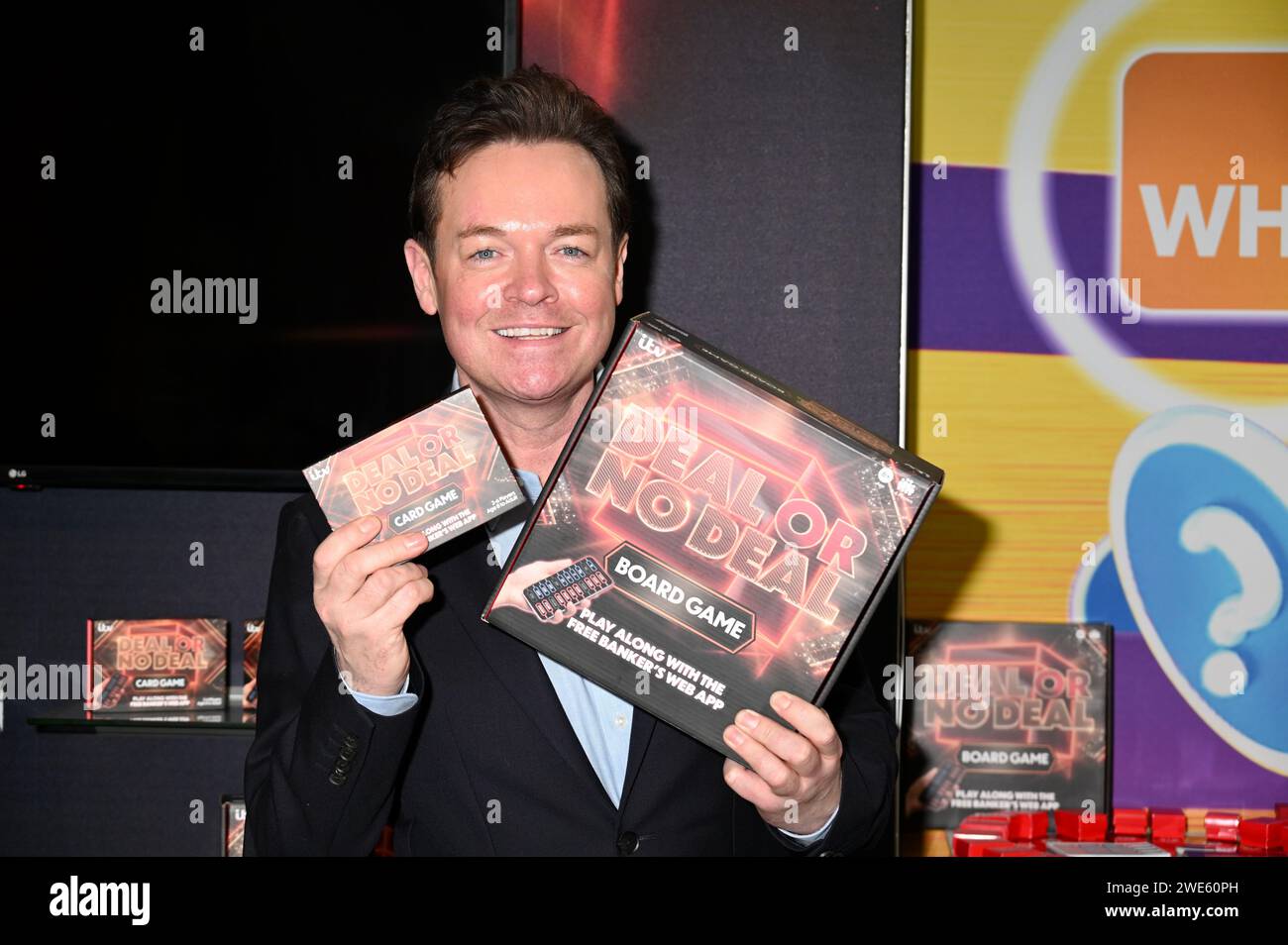 Stephen Mulhern mit Deal or No Deal Games, ToyFair, Olympia, London, UK. Stockfoto