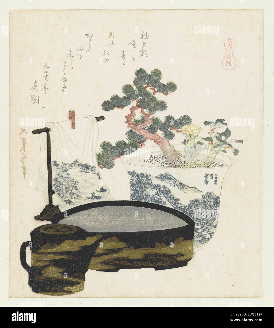 Een Paarden Amulett, Katsushika Hokusai, 1822 Ein Porzellantopf mit einer Bonzai-Kiefer und einer Frühlingsanemone befindet sich neben einem Handtuchhalter. Im Vordergrund eine Wasserschüssel und ein Gießkanne mit Farbe. Das Amulett aus dem Titel dieses Abdrucks bezieht sich wahrscheinlich auf die spiegelnde Wasseroberfläche in der Schüssel (ein Spiegel Weert ist wütend). Mit einem Gedicht. Japan Papier Farbe Holzschnitt / Polieren Teekanne; Samovar Stockfoto
